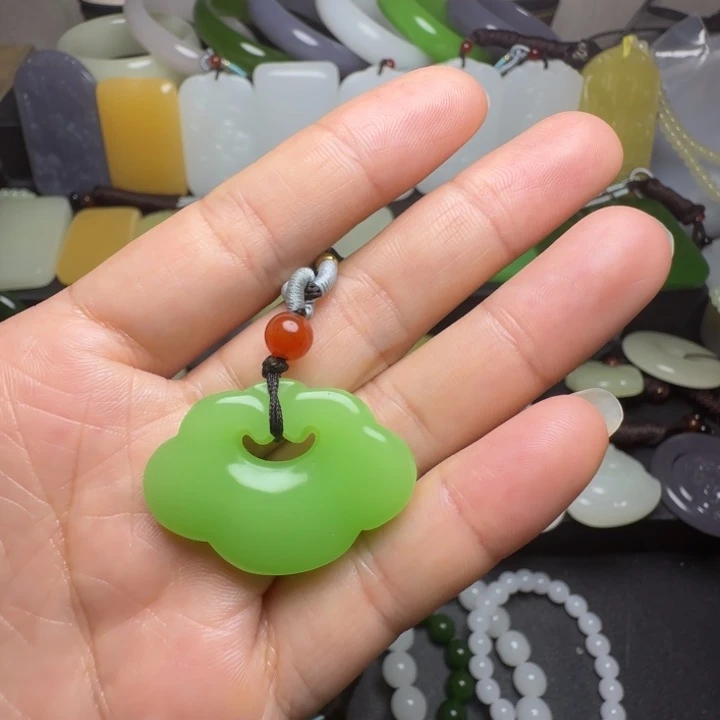 天然新疆苹果绿如意吊坠