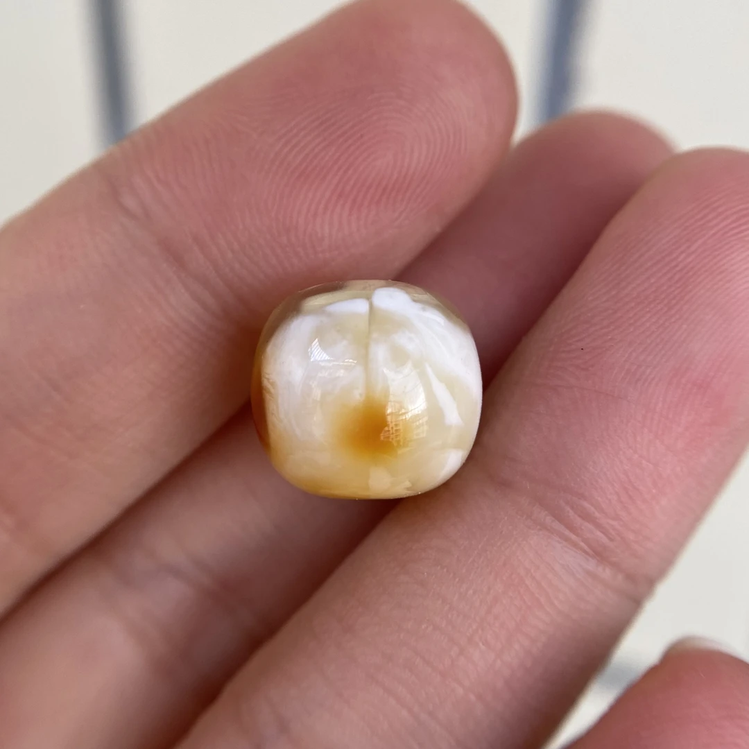 蜜蜡沁色白蜡老型12.8×11.8mm，清货不退有植物包裹体那条线是纹路