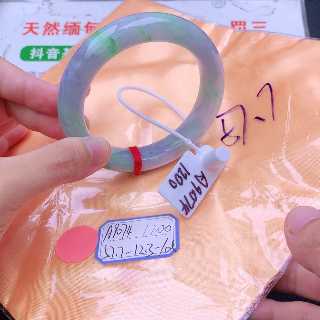翡翠手镯未镶嵌翡翠