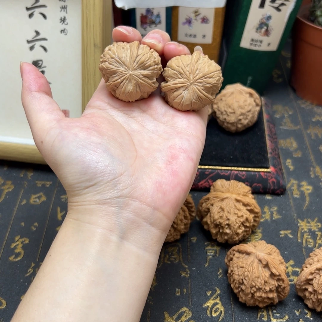 文玩核桃把件金蟾尊三棱