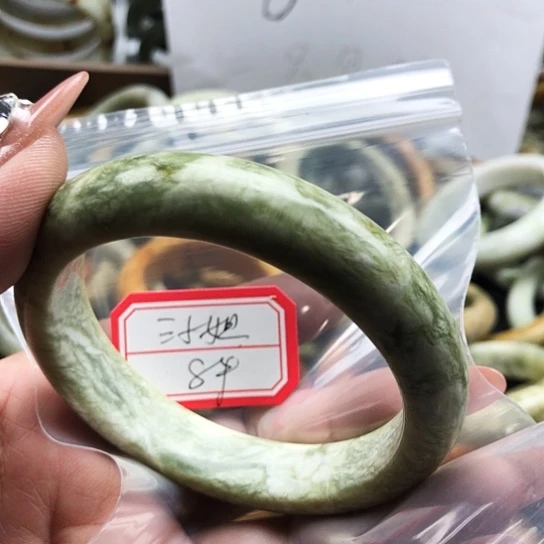 蛇纹石玉手镯未镶嵌三*姐