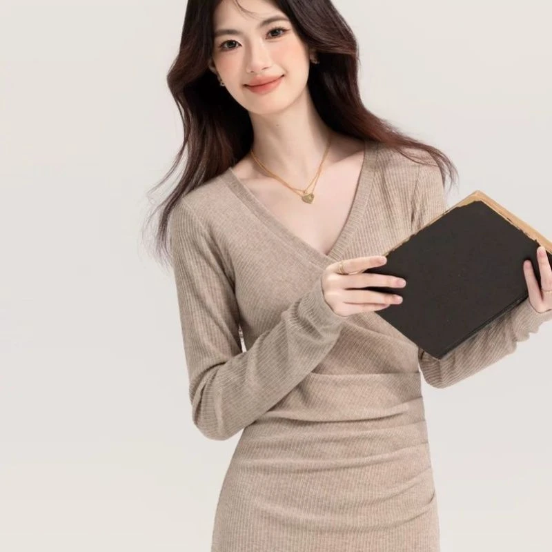 秋冬新款V领气质百褶收腰连衣裙法式高级感修身显瘦遮肚裙子