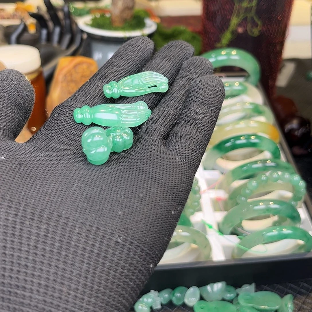 酒***心石英质玉（非洲翠）未镶嵌颈饰