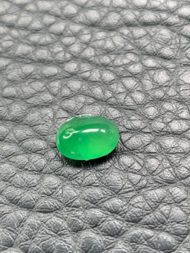 天然缅甸a货翡翠，满绿蛋面尺寸10.2*7.5*4.6