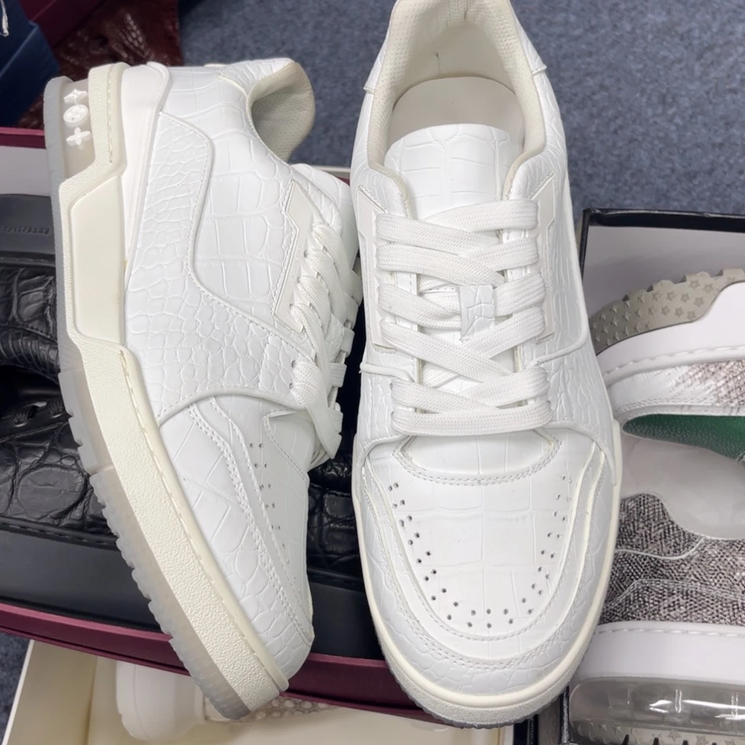 用***4鳄鱼皮（革）纯白色雾面尼罗板鞋42码