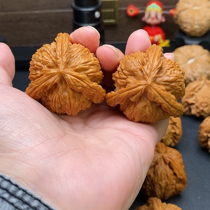 日***辉文玩核桃把件白奔