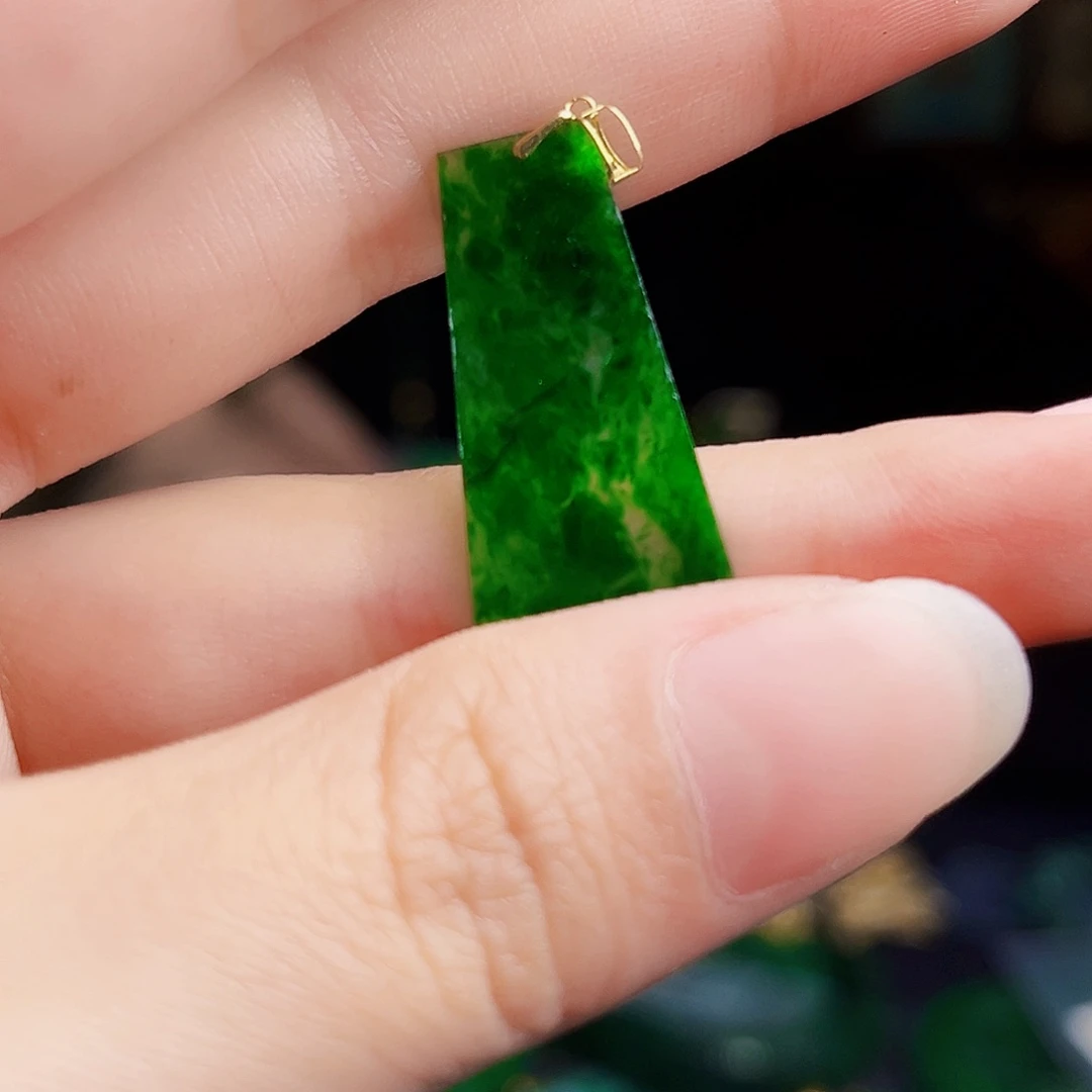 颈饰18K金镶嵌翡翠多样性