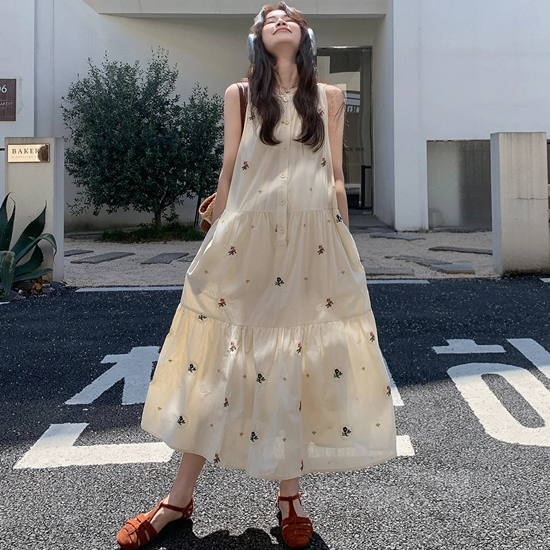米杏色刺绣背心连衣裙女2025夏新款法式小众设计感宽松显瘦长裙子