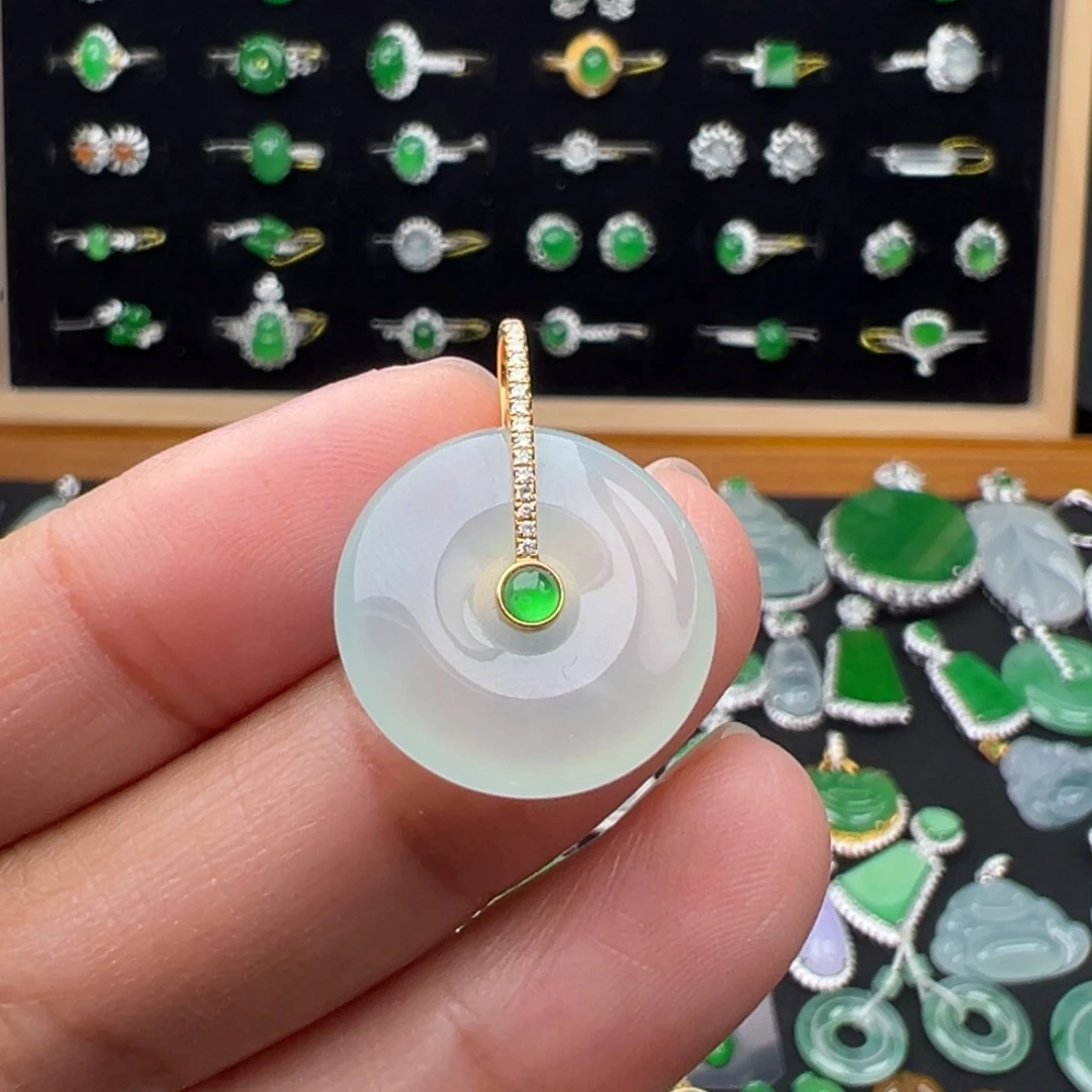 翡翠18K金镶嵌颈饰扣