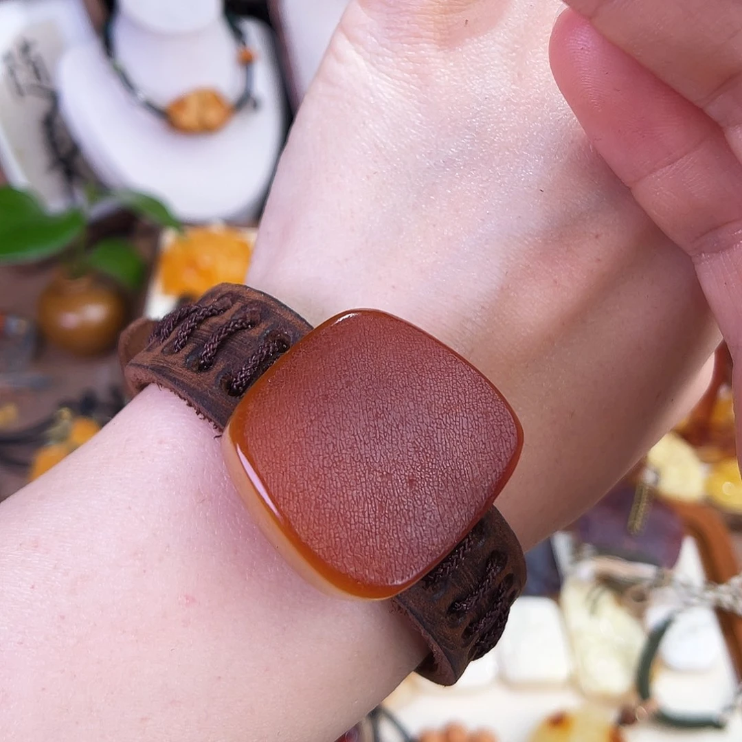 琥珀珠宝奇石未镶嵌。