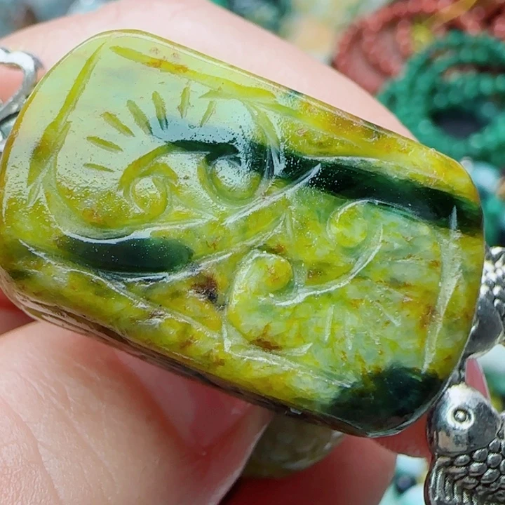 君***玥翡翠未镶嵌颈饰天然A货