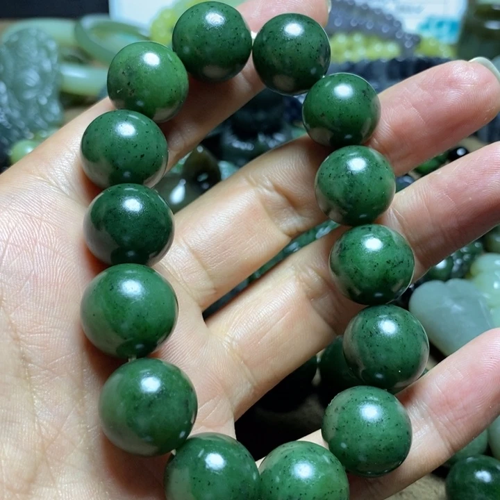 芭***孩颈饰未镶嵌和田玉