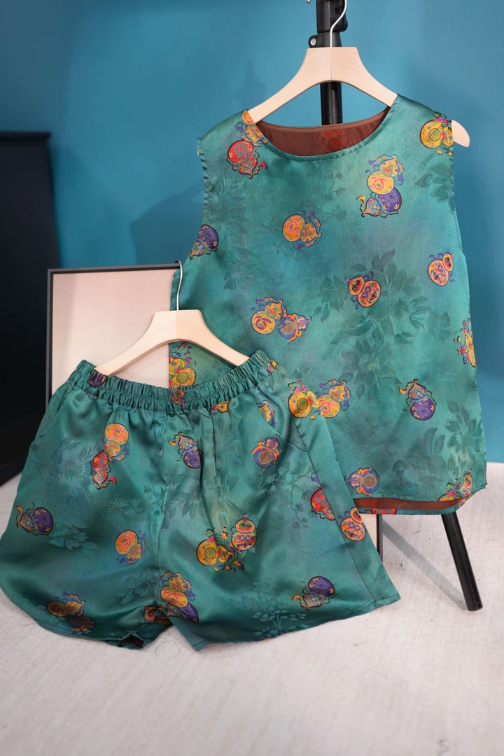 套装139女士绿色背心短裤套