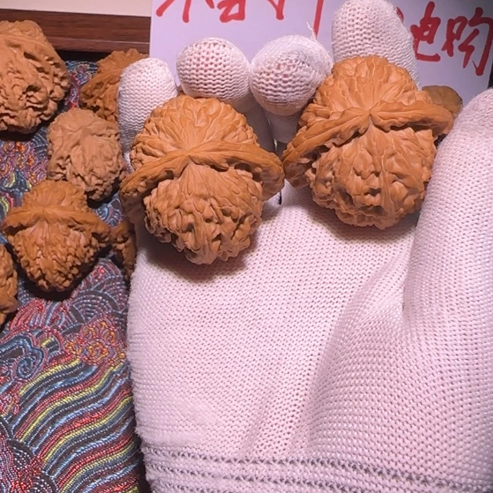 核桃白狮子核桃手把件