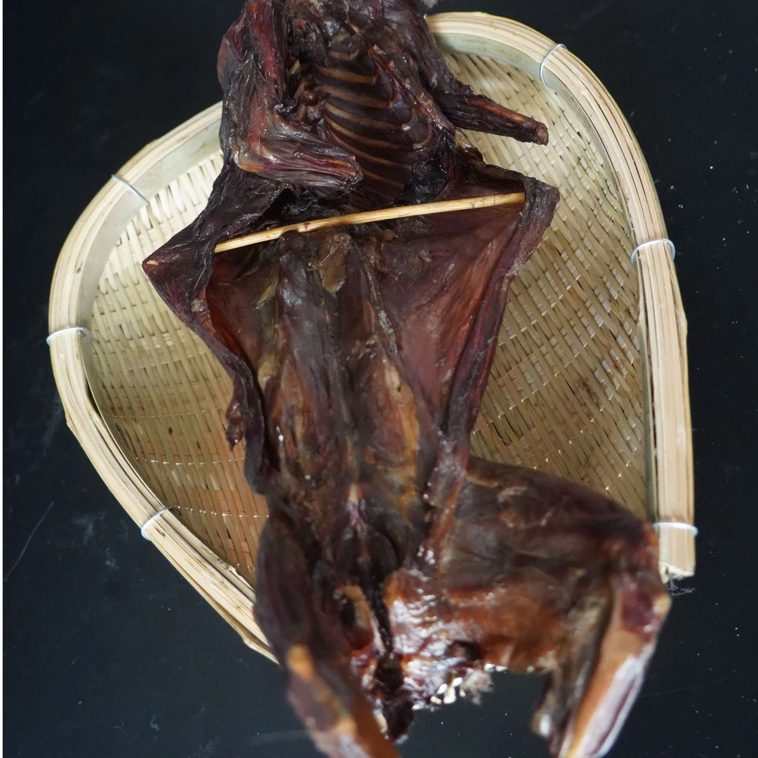 村民自制腊兔子整只