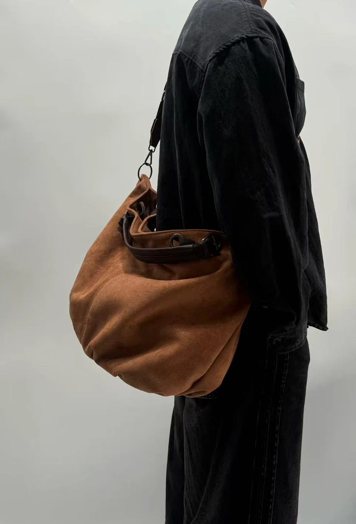 麂皮绒美式复古男女手提托特包朋克风百搭斜挎包通勤风潮流邮差包