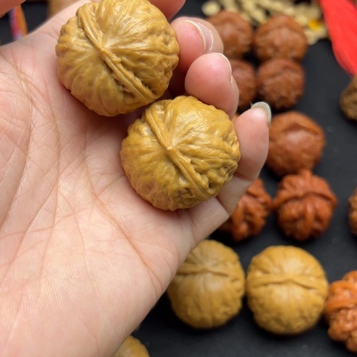 李***源文玩核桃把件野生核桃秋子手捻279