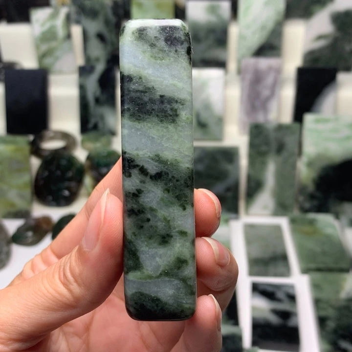 独山玉颈饰未镶嵌