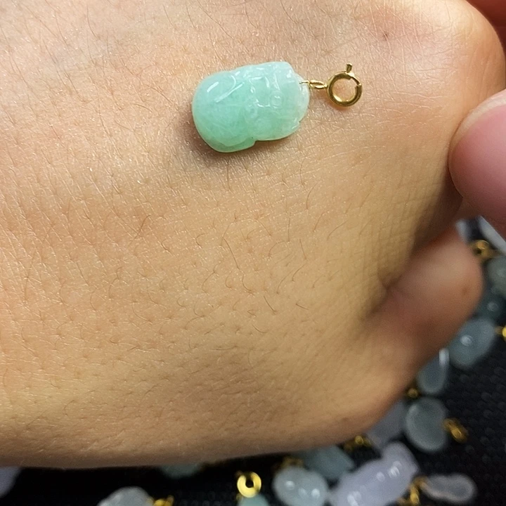 星***颈饰18K金镶嵌翡翠貔貅