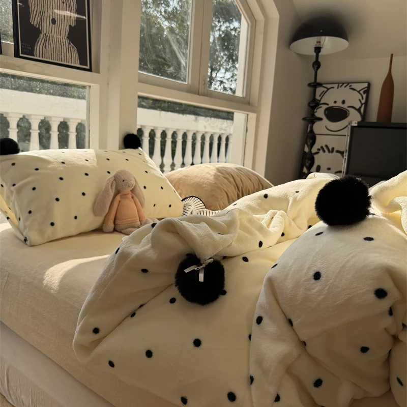 易安阁ins冬季加厚牛奶绒少女心米白色波点床上四件套1.5m1.8米