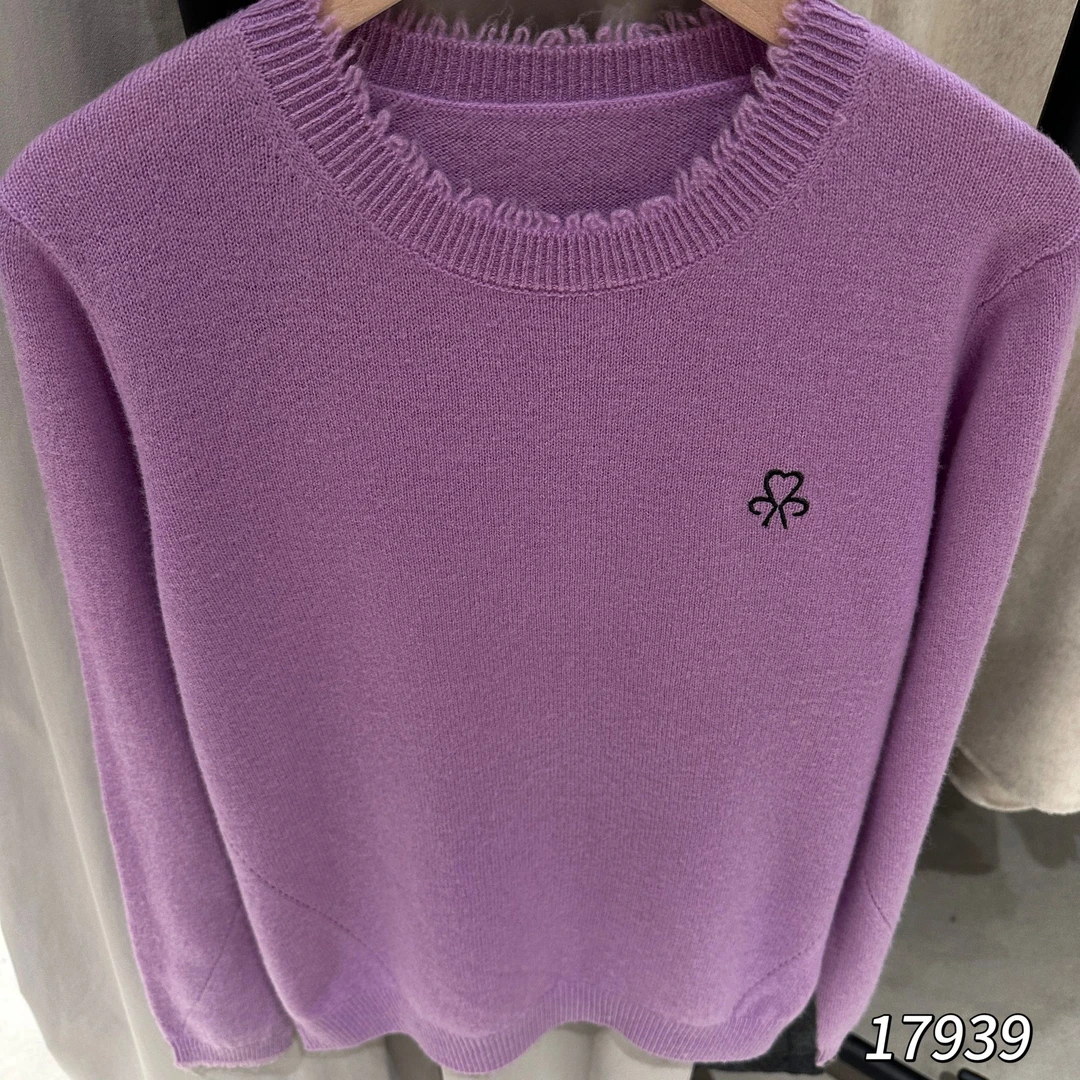 17939（部分无水洗唛介意慎拍）WANGDAN爱心刺绣领口设计感针织衫