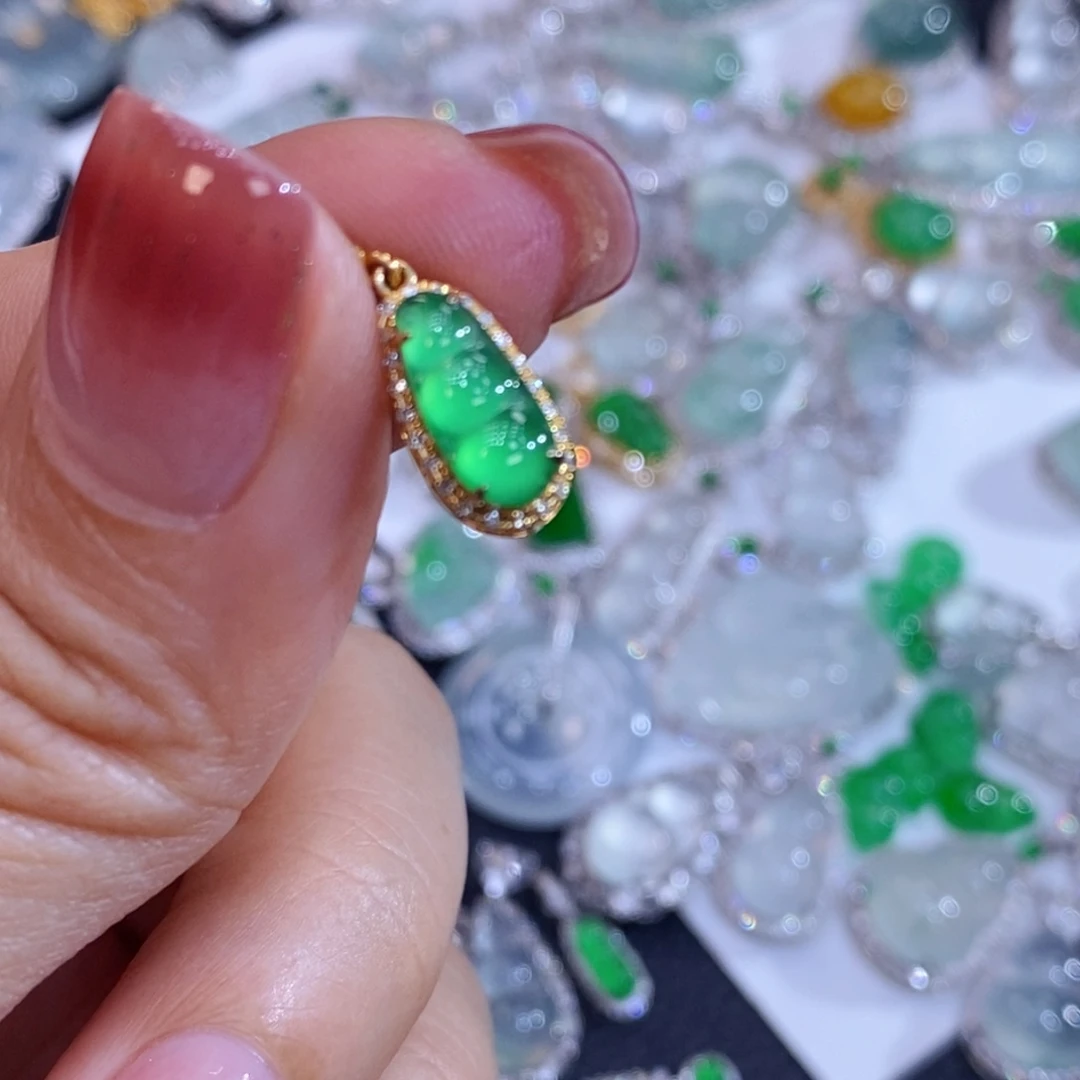 翡翠18K金镶嵌颈饰