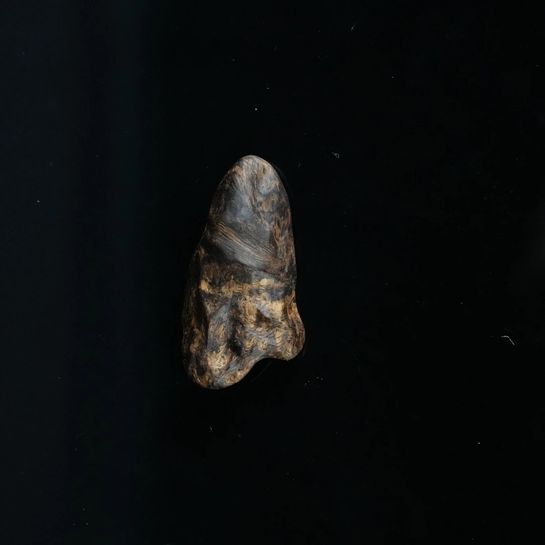 A4506泰国登流眉沉香瘤疤9分沉吊坠3.9x1.9x0.84cm  1.91g