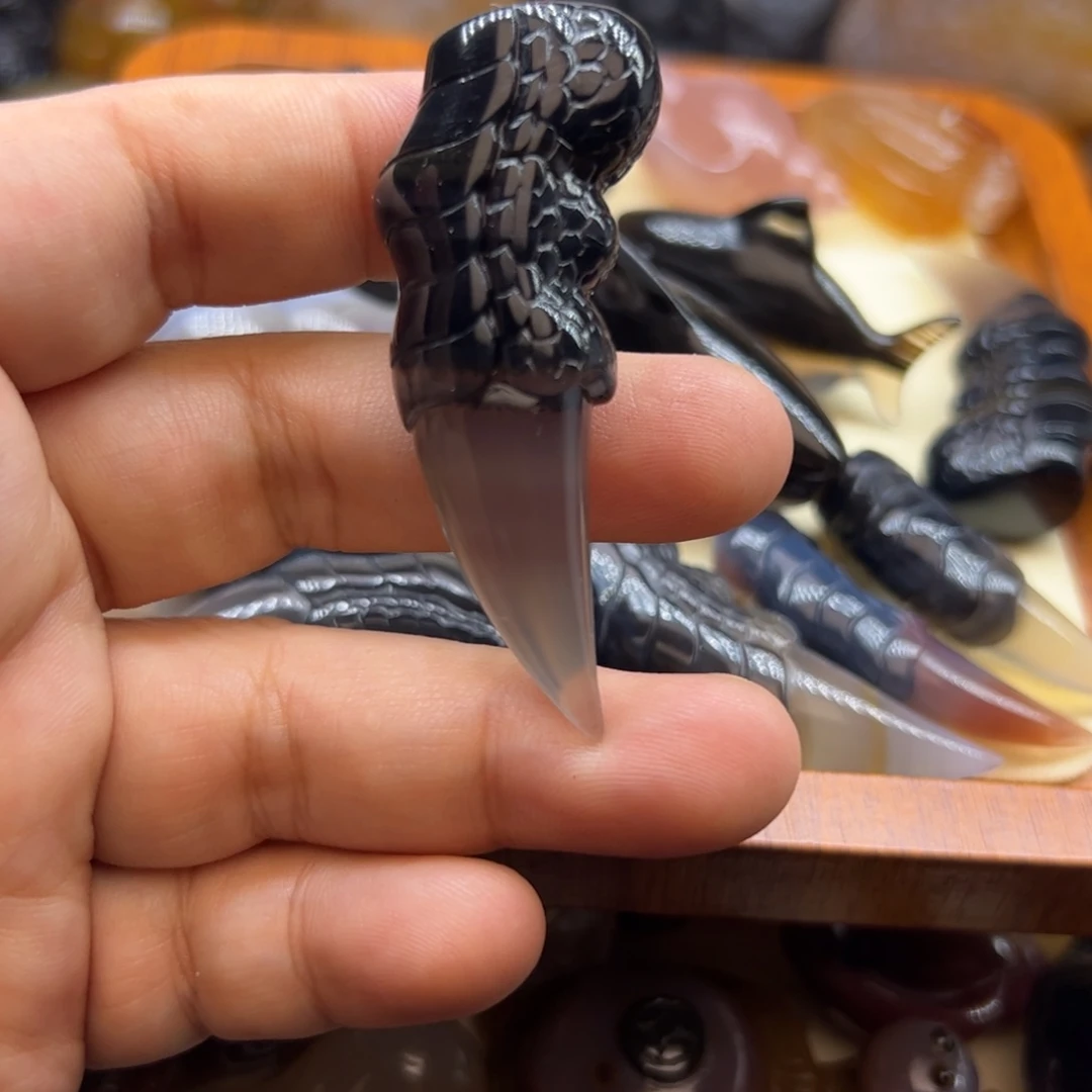 玛瑙/玉髓未镶嵌挂件手玩摆件龙指挂件