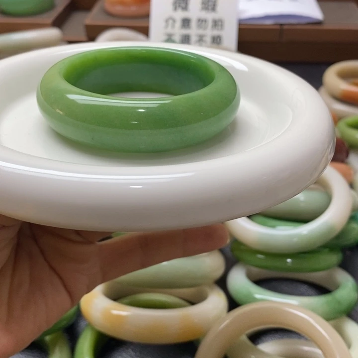 石英质玉手镯未镶嵌