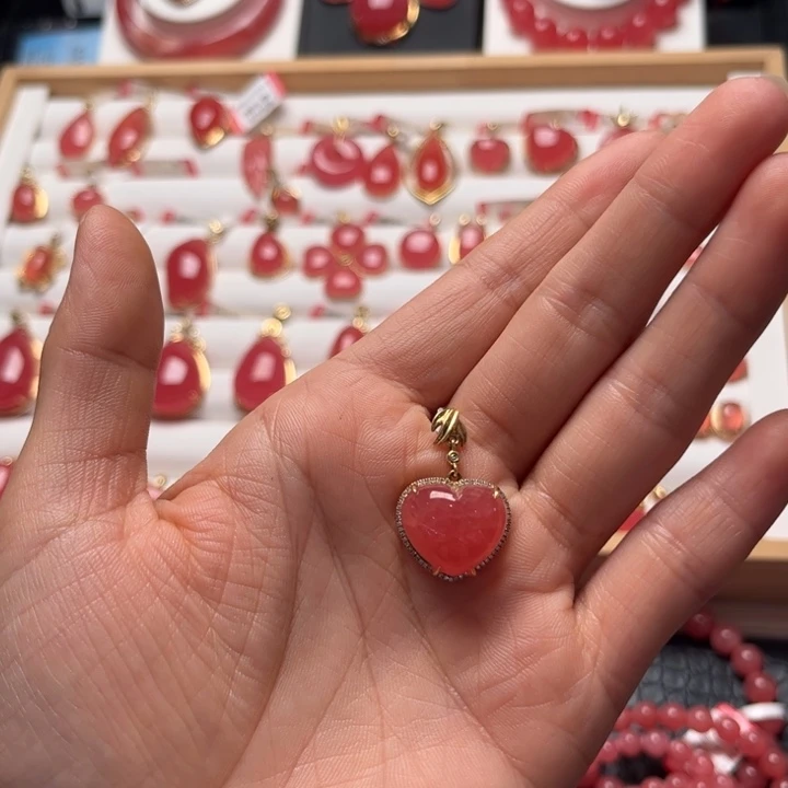 18K金镶嵌菱锰矿（红纹石）颈饰
