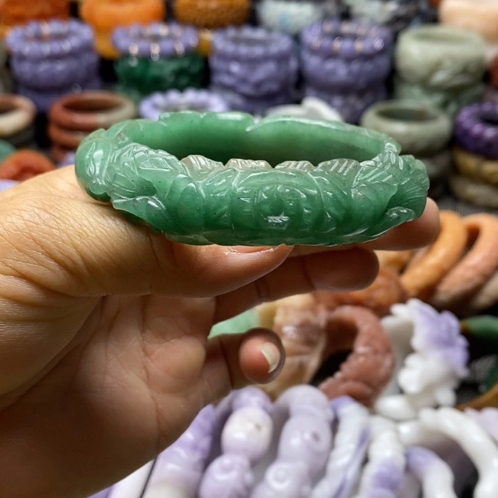未镶嵌手镯石英质玉（佘太翠）