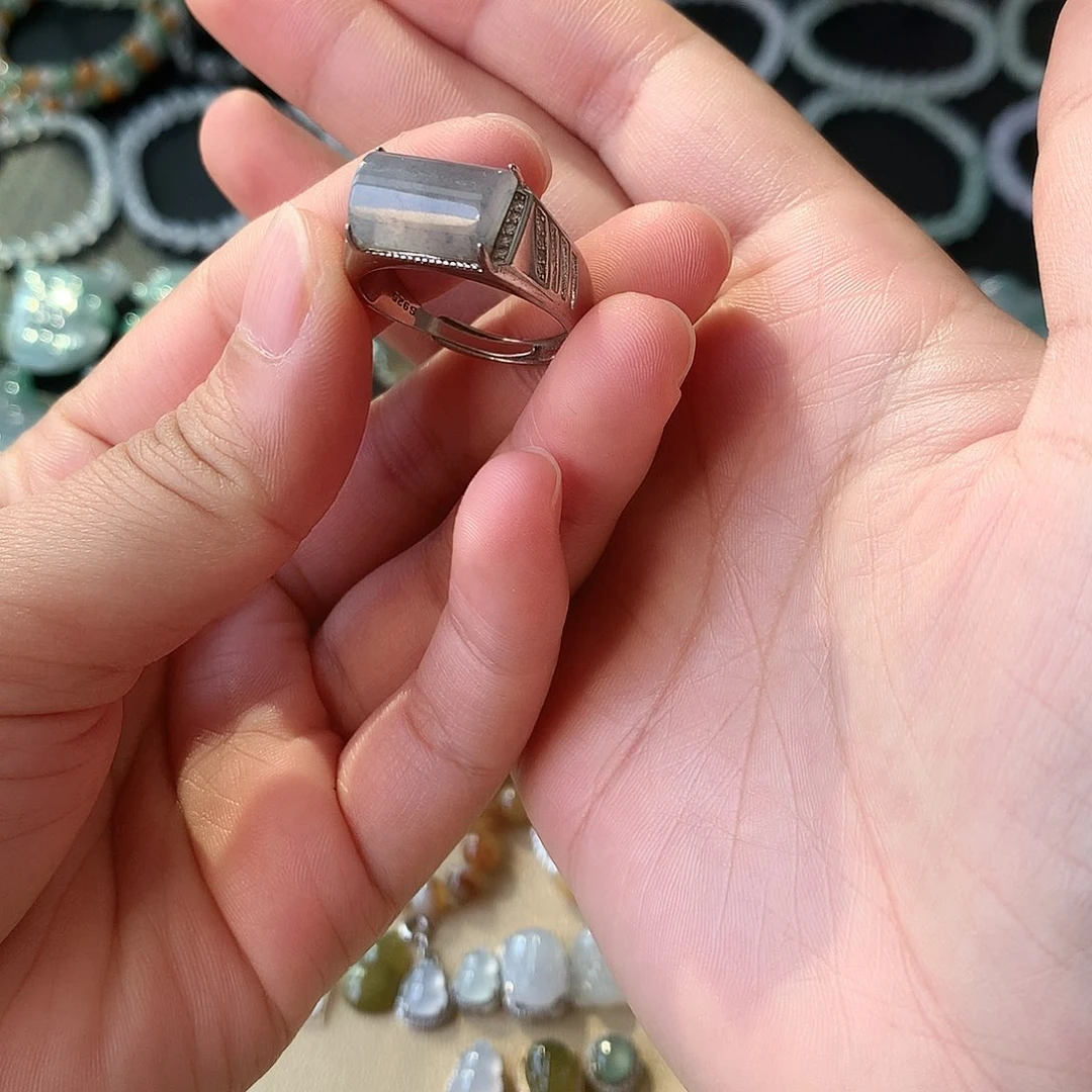 翡翠未镶嵌颈饰马鞍戒