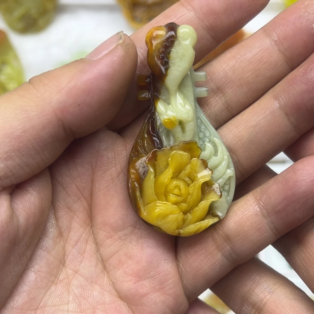 蛇纹石玉颈饰未镶嵌