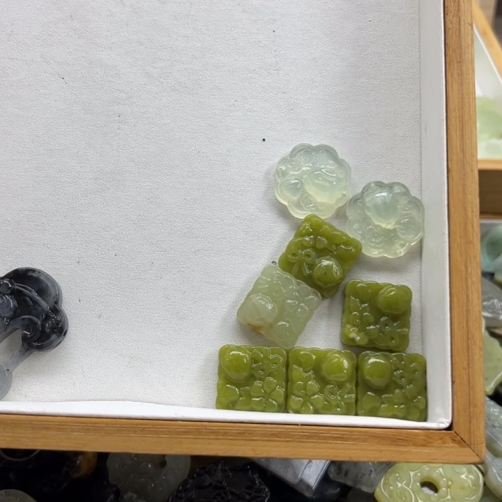 未镶嵌蛇纹石玉颈饰