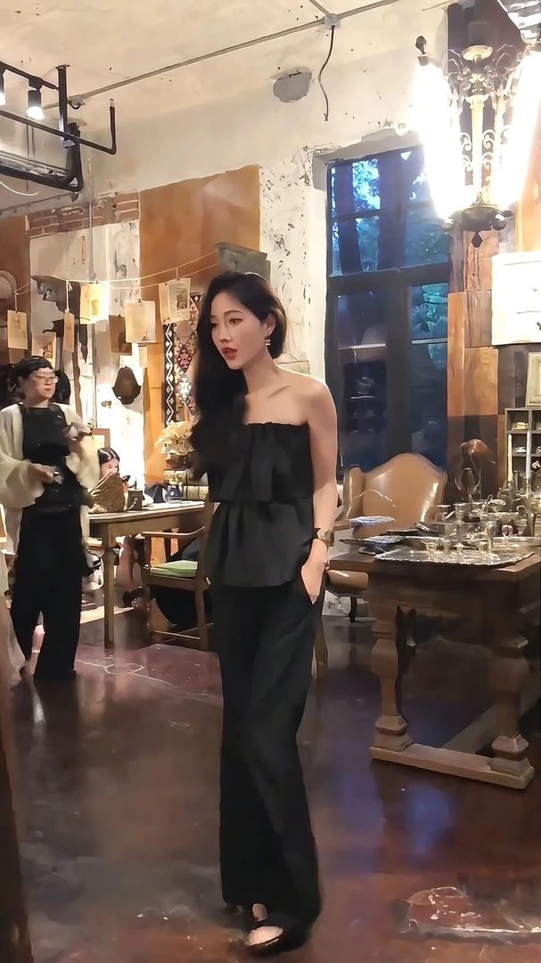 2025夏季新款女装气质时尚露肩百褶抹胸上衣高腰显瘦直筒阔腿裤子