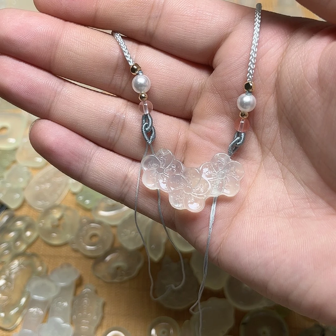 岫玉未镶嵌颈饰吊坠