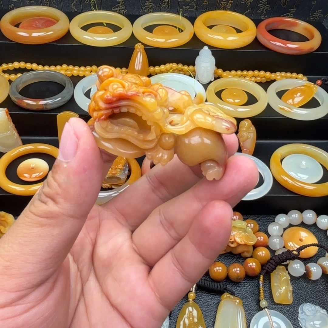 石英质玉（黄龙玉）未镶嵌颈饰
