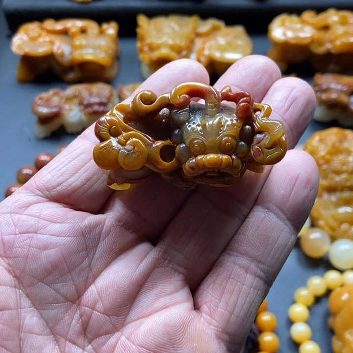 石英质玉（黄龙玉）未镶嵌颈饰