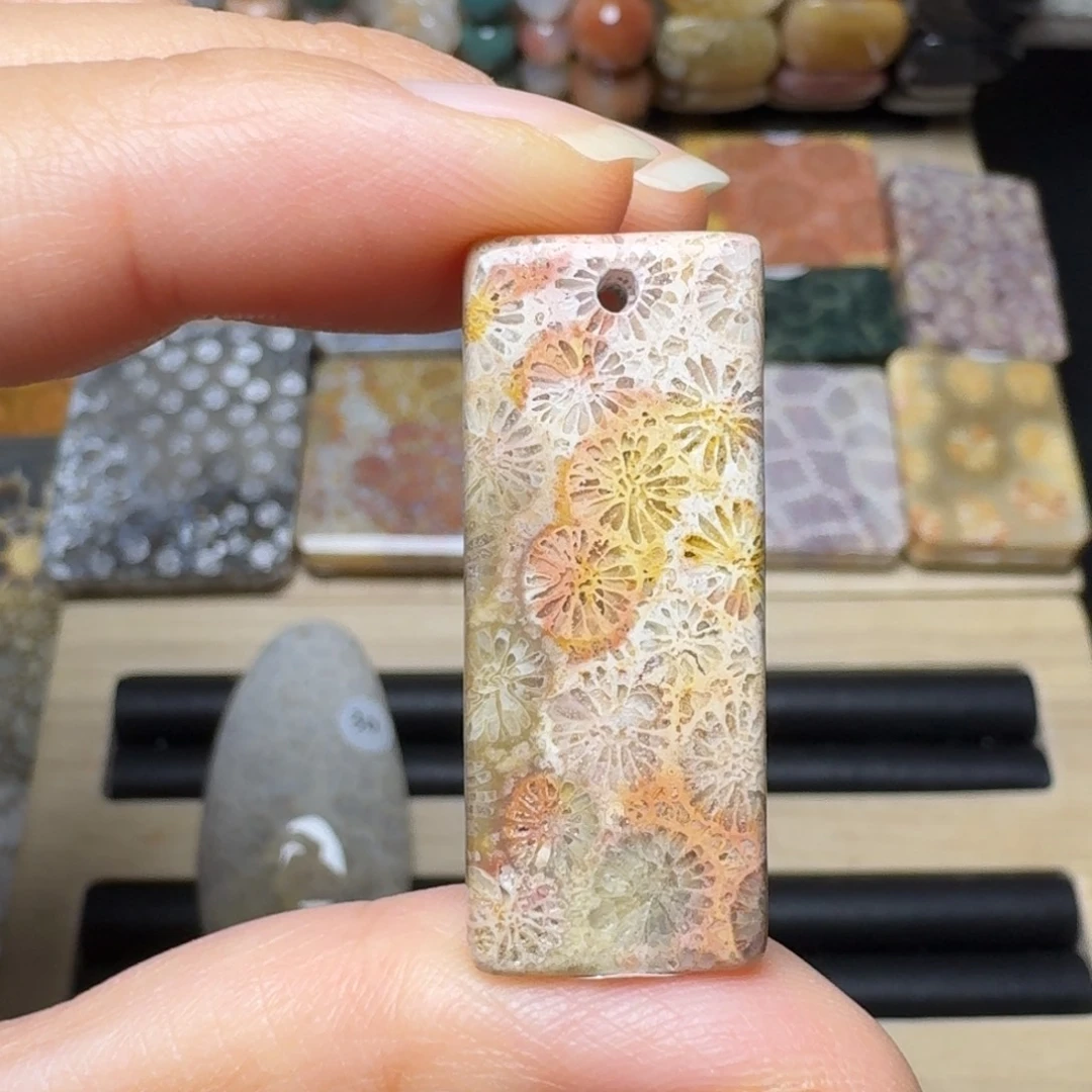 硅化玉未镶嵌彩色满花小方牌