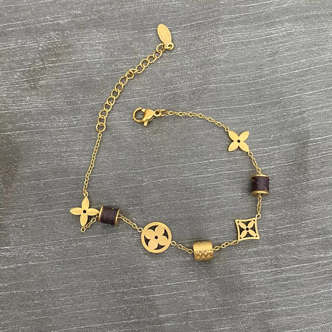 钛钢手链 556皮质小蛮腰手链四叶草老花手链气质手镯不掉色