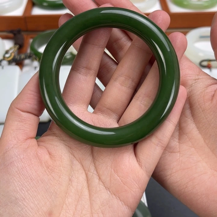 和田玉手镯未镶嵌九*。