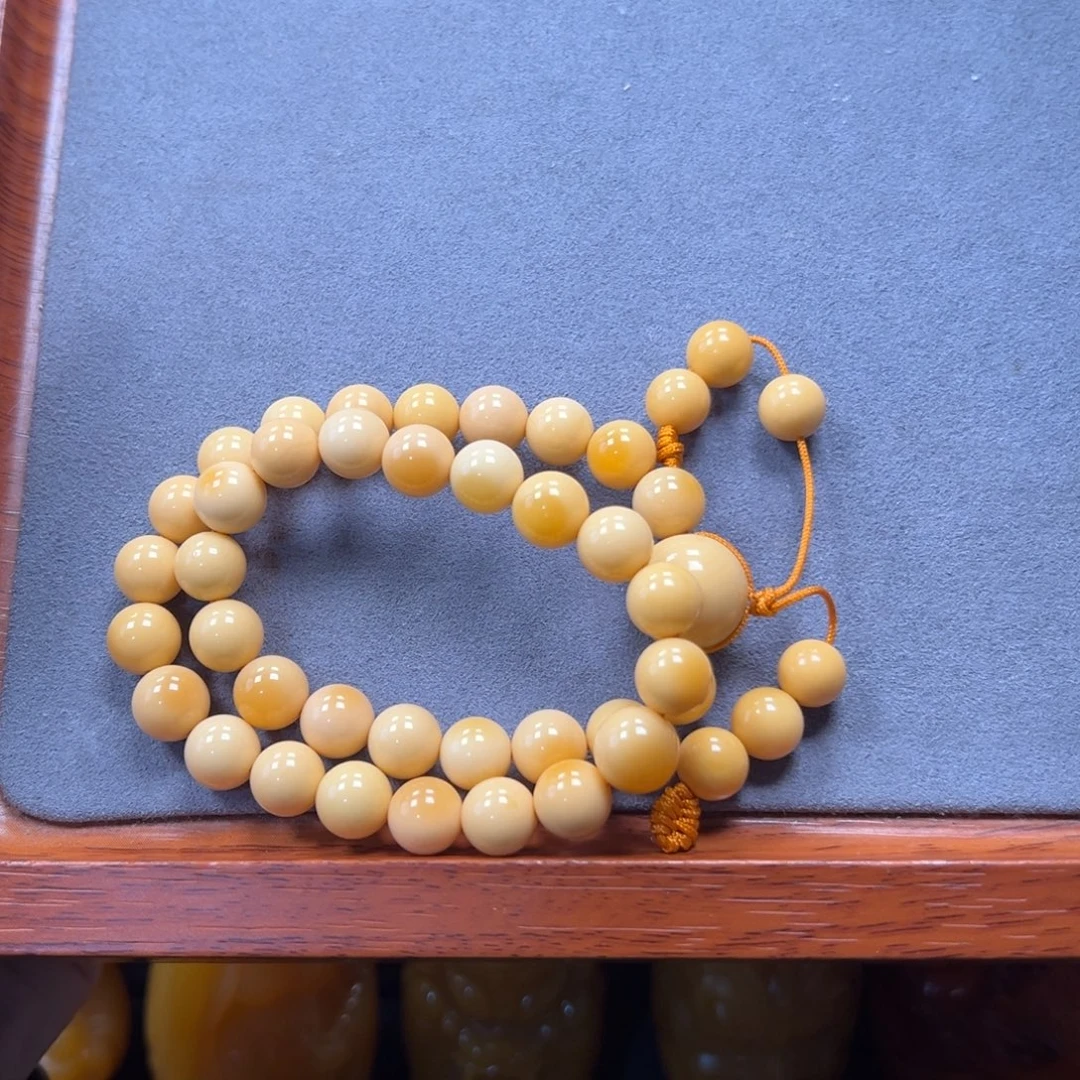 君***仔石英质玉（缅黄）未镶嵌手玩件