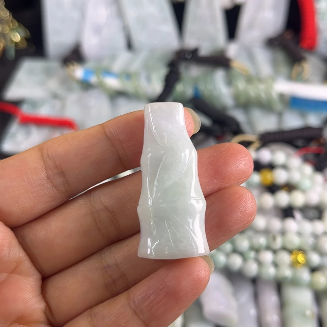 翡翠未镶嵌吊坠(赠链)