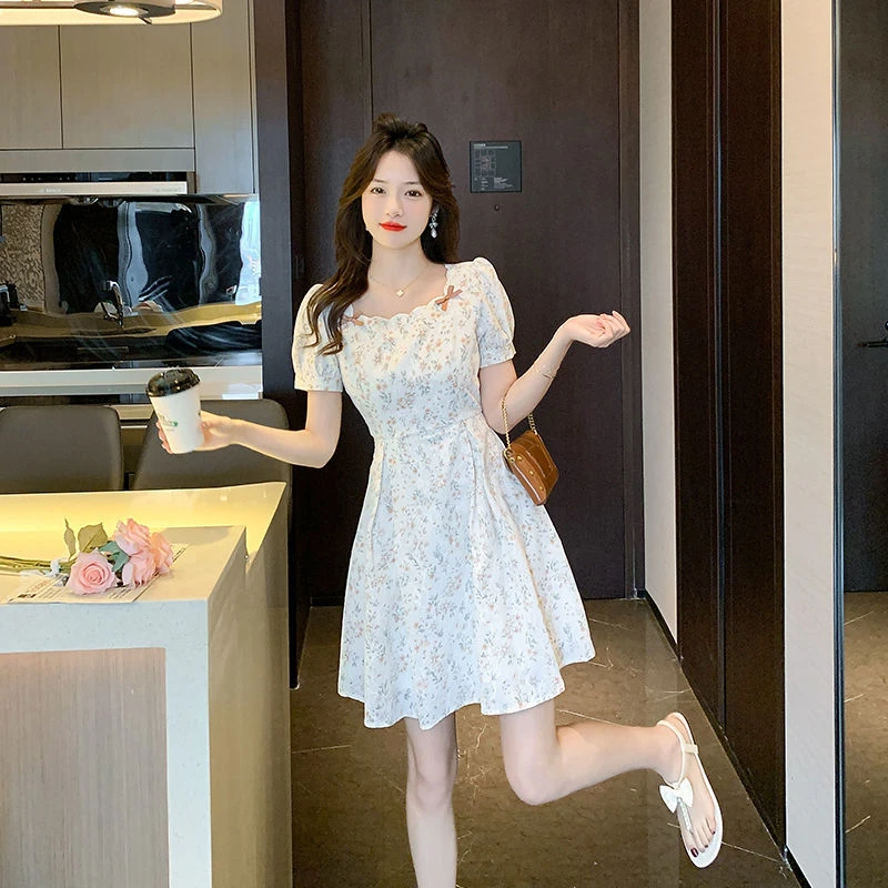 碎花裙连衣裙2025新款法式复古洋气小个子显瘦方口领短款A字裙子