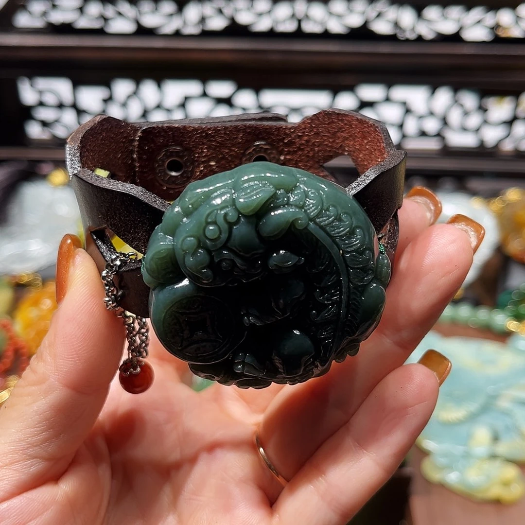 未镶嵌蛇纹石玉吊坠