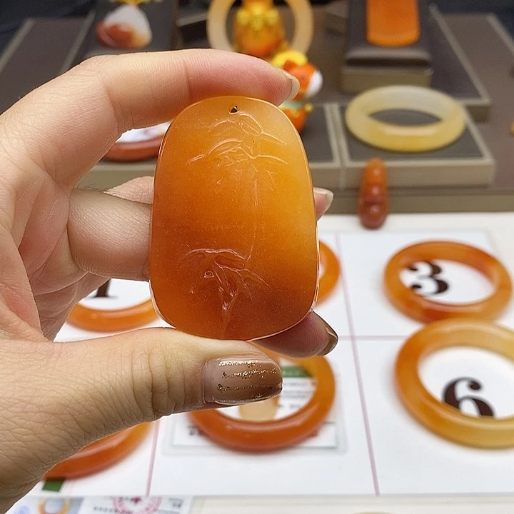 石英质玉（黄龙玉）未镶嵌颈饰