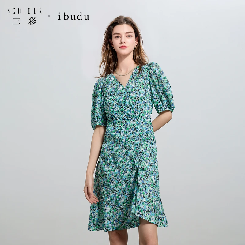 三彩ibudu2025夏季新款法式度假风浪漫V领连衣裙印花短裙收腰女