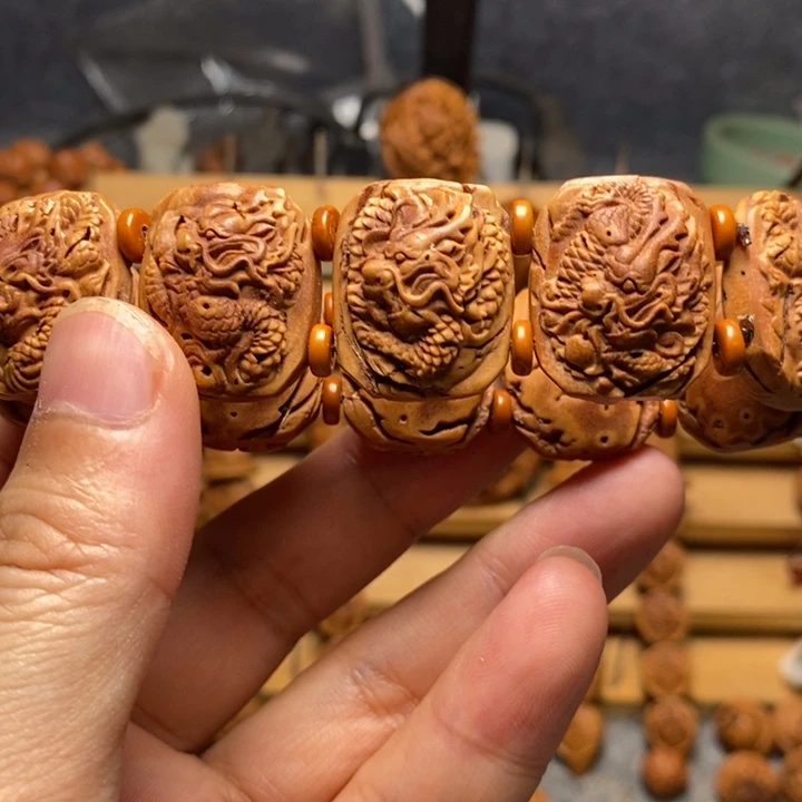 桃核雕刻九龙手牌