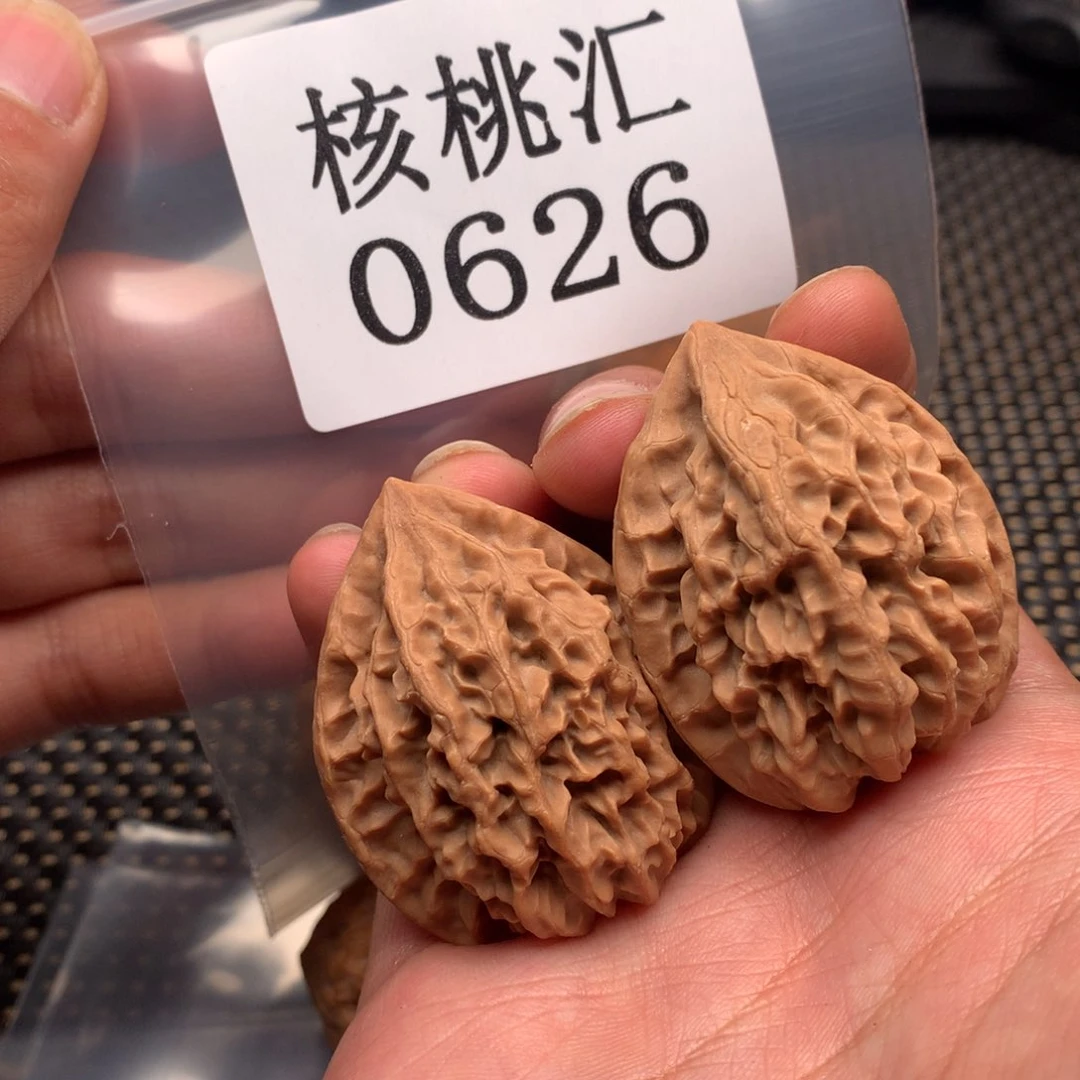 文玩核桃吊坠鸡心