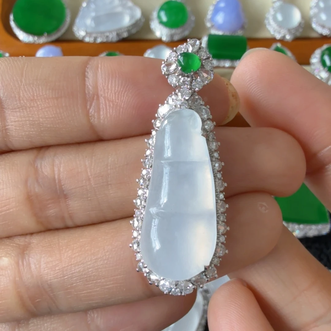 翡翠18K金镶嵌颈饰吊坠